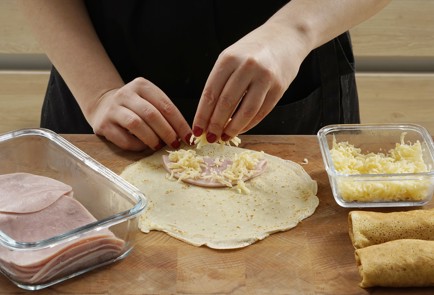 Фото шага рецепта Блины с ветчиной и сыром 153244 шаг 8  