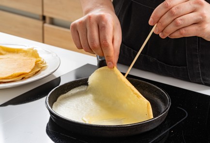 Фото шага рецепта Блины со шпинатом и страчателлой 175569 шаг 12  