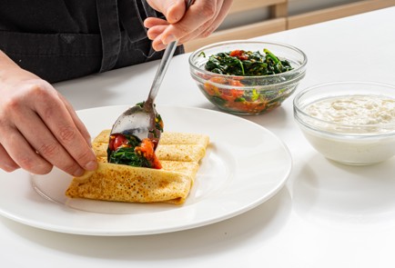 Фото шага рецепта Блины со шпинатом и страчателлой 175569 шаг 13  