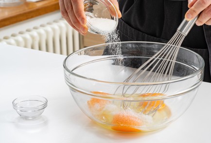 Фото шага рецепта Блины со шпинатом и страчателлой 175569 шаг 2  