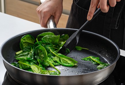 Фото шага рецепта Блины со шпинатом и страчателлой 175569 шаг 9  