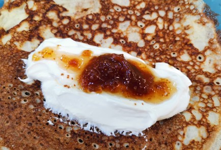 Фото шага рецепта Блины со сметаной и вареньем из айвы 175661 шаг 10  