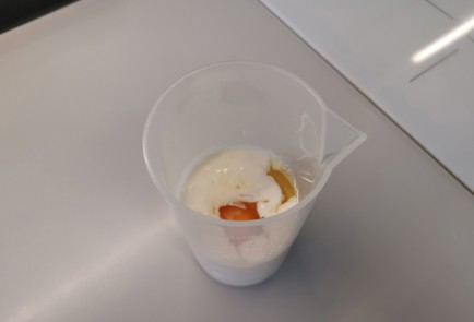 Фото шага рецепта Блины со сметаной и вареньем из айвы 175661 шаг 2  