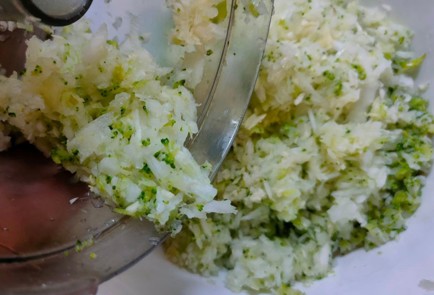 Фото шага рецепта Большие овощные оладьи 176036 шаг 10  