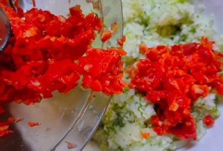 Фото шага рецепта Большие овощные оладьи 176036 шаг 12  