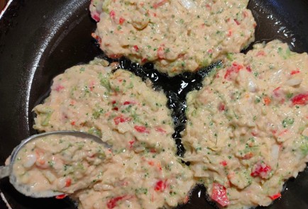 Фото шага рецепта Большие овощные оладьи 176036 шаг 20  