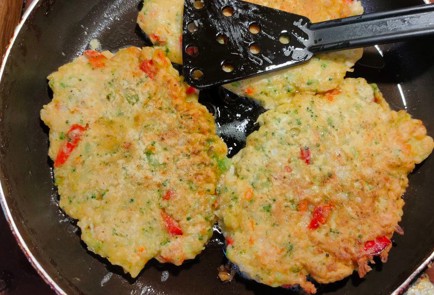 Фото шага рецепта Большие овощные оладьи 176036 шаг 21  