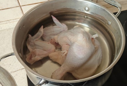 Фото шага рецепта Борщ на курином бульоне 190503 шаг 1  