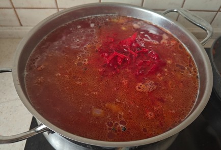 Фото шага рецепта Борщ с молодой капустой и домашним томатным соком 186378 шаг 11  