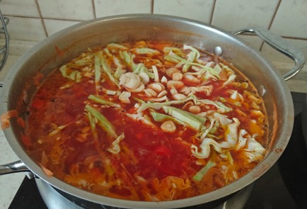 Фото шага рецепта Борщ с молодой капустой и домашним томатным соком 186378 шаг 16  