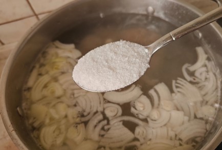 Фото шага рецепта Борщ с молодой капустой и домашним томатным соком 186378 шаг 2  