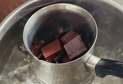 Фото шага рецепта Брауни с амаретто и лепестками миндаля 186709 шаг 1  