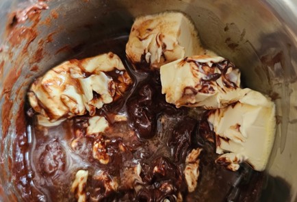 Фото шага рецепта Брауни с амаретто и лепестками миндаля 186709 шаг 3  