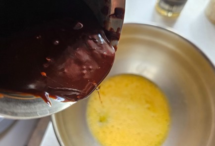 Фото шага рецепта Брауни с амаретто и лепестками миндаля 186709 шаг 4  