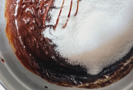 Фото шага рецепта Брауни с амаретто и лепестками миндаля 186709 шаг 5  