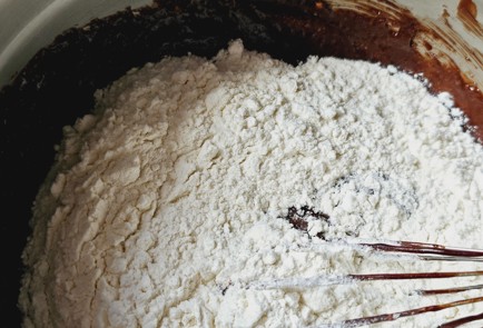 Фото шага рецепта Брауни с амаретто и лепестками миндаля 186709 шаг 6  