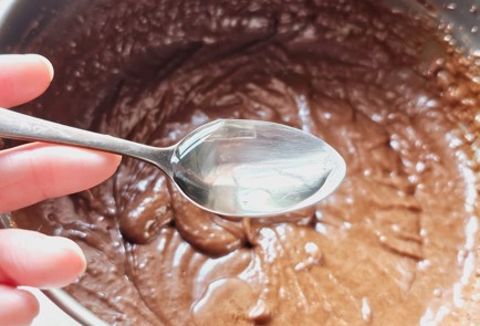 Фото шага рецепта Брауни с амаретто и лепестками миндаля 186709 шаг 7  