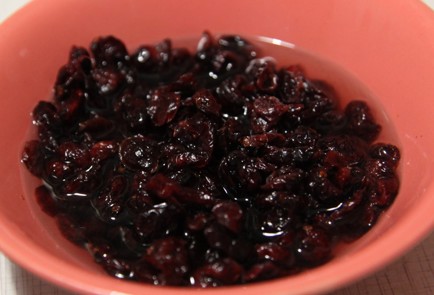 Фото шага рецепта Брауни с замоченной в коньяке клюквой 163261 шаг 1  