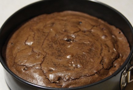 Фото шага рецепта Брауни с замоченной в коньяке клюквой 163261 шаг 6  