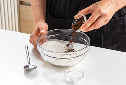 Фото шага рецепта Брауни с шоколадом и творожным сыром 186499 шаг 4  