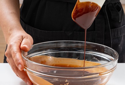 Фото шага рецепта Брауни с шоколадом и творожным сыром 186499 шаг 5  