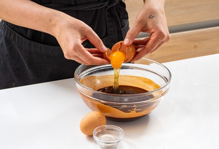 Фото шага рецепта Брауни с шоколадом и творожным сыром 186499 шаг 6  