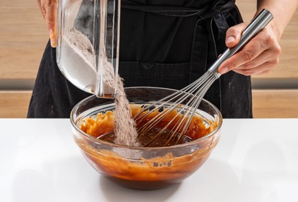 Фото шага рецепта Брауни с шоколадом и творожным сыром 186499 шаг 7  