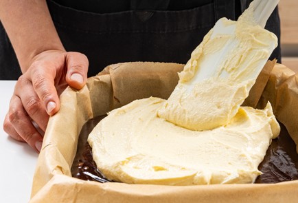 Фото шага рецепта Брауни с шоколадом и творожным сыром 186499 шаг 9  