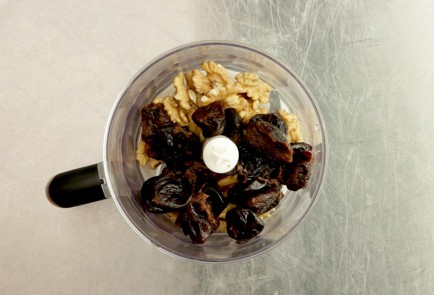 Фото шага рецепта Бриуаты с курицей черносливом и орехами 54070 шаг 2