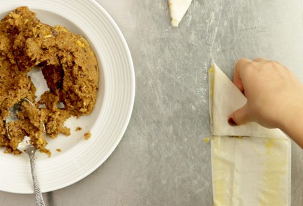 Фото шага рецепта Бриуаты с курицей черносливом и орехами 54070 шаг 3