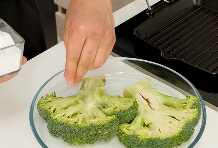 Фото шага рецепта Брокколи гриль с травяным песто и миндалем 93190 шаг 1  
