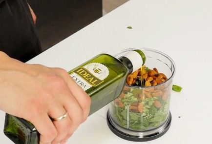 Фото шага рецепта Брокколи гриль с травяным песто и миндалем 93190 шаг 3  