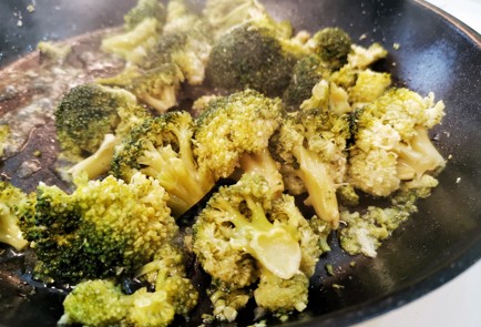 Фото шага рецепта Брокколи с сыром и базиликом 140720 шаг 3  