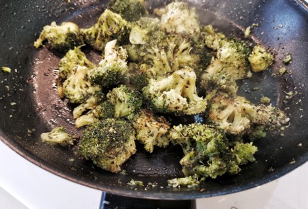 Фото шага рецепта Брокколи с сыром и базиликом 140720 шаг 5  