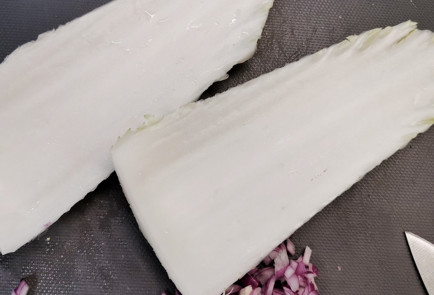 Фото шага рецепта Брускетта из пекинской капусты с паштетом и луком 152019 шаг 2  