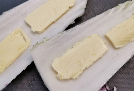 Фото шага рецепта Брускетта из пекинской капусты с паштетом и луком 152019 шаг 3  