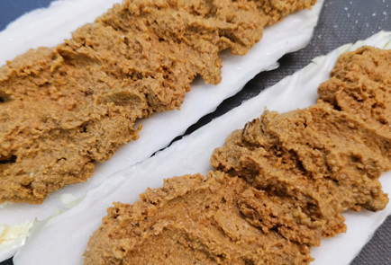 Фото шага рецепта Брускетта из пекинской капусты с паштетом и луком 152019 шаг 4  