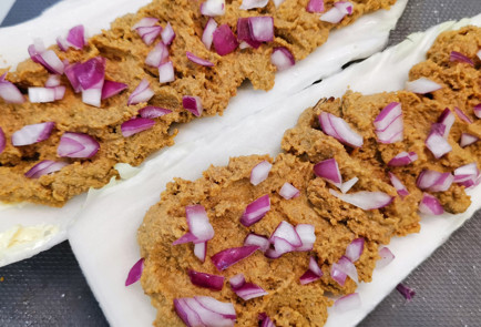 Фото шага рецепта Брускетта из пекинской капусты с паштетом и луком 152019 шаг 5  