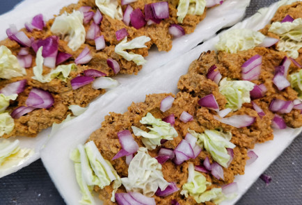 Фото шага рецепта Брускетта из пекинской капусты с паштетом и луком 152019 шаг 6  