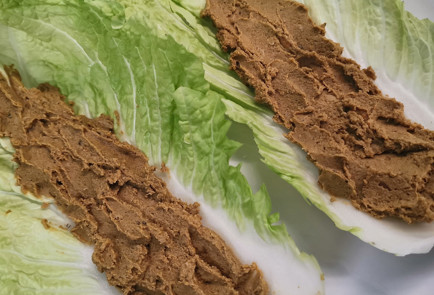 Фото шага рецепта Брускетта из пекинской капусты с паштетом 151954 шаг 2  