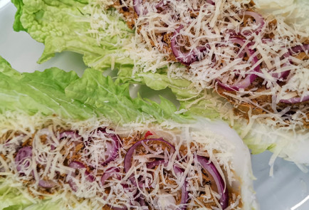 Фото шага рецепта Брускетта из пекинской капусты с паштетом 151954 шаг 5  