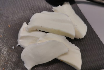 Фото шага рецепта Брускетта Капрезе 187713 шаг 6  