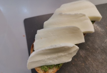 Фото шага рецепта Брускетта Капрезе 187713 шаг 7  