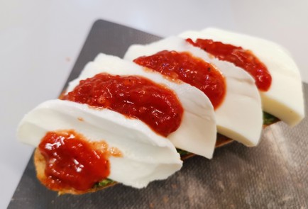 Фото шага рецепта Брускетта Капрезе 187713 шаг 8  