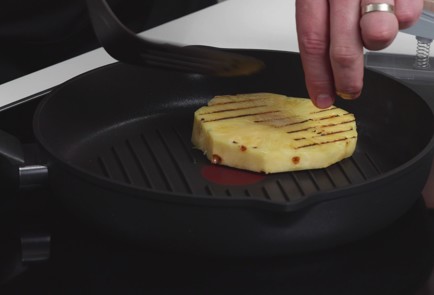 Фото шага рецепта Брускетта с ананасом на гриле и бурратой 187805 шаг 3  