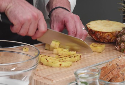 Фото шага рецепта Брускетта с ананасом на гриле и бурратой 187805 шаг 4  