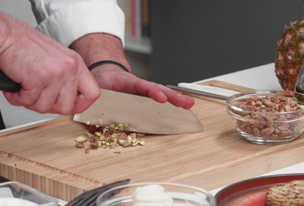 Фото шага рецепта Брускетта с ананасом на гриле и бурратой 187805 шаг 9  