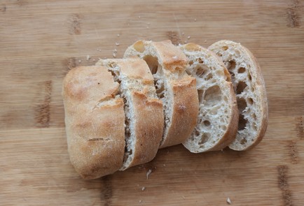 Фото шага рецепта Брускетта с авокадо и помидорами черри 186511 шаг 1