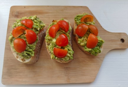 Фото шага рецепта Брускетта с авокадо и помидорами черри 186511 шаг 11