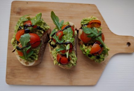 Фото шага рецепта Брускетта с авокадо и помидорами черри 186511 шаг 12